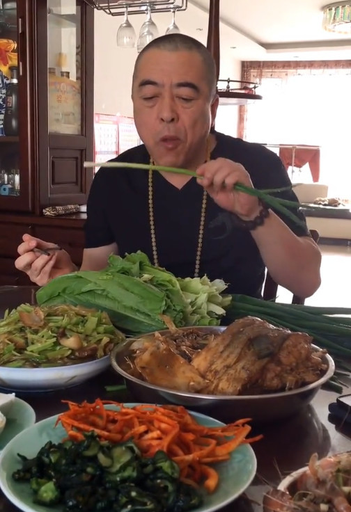 这个东北大哥吃饭太费葱了,一口菜配一根葱,一顿得吃一盘葱