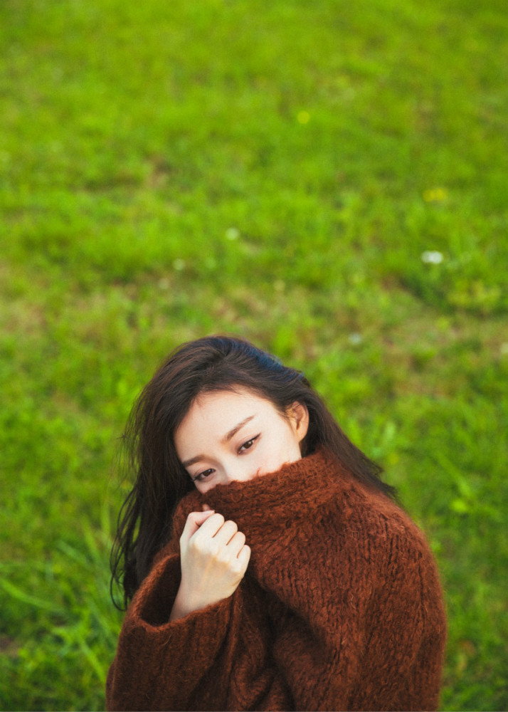 看惯了倪妮的美照,素颜才发现她有一颗泪痣,网友:美人