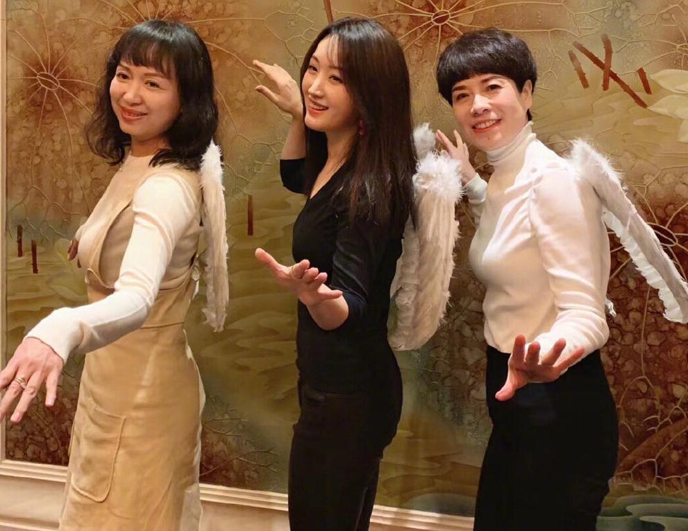 杨钰莹晒闺蜜聚会照,与同龄人合影,才知道什么叫冻龄女神