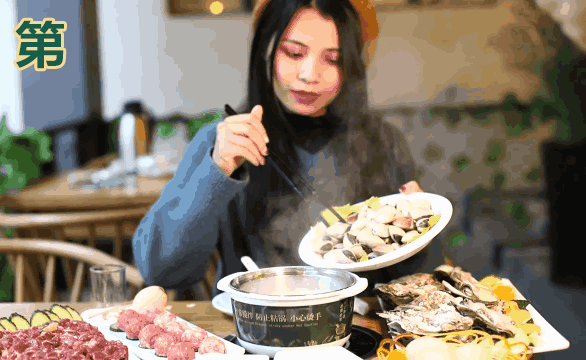 白贝让汤底更加浓郁鲜香 只用1分钟 就可以捞起大口吃 一口一个,爽脆