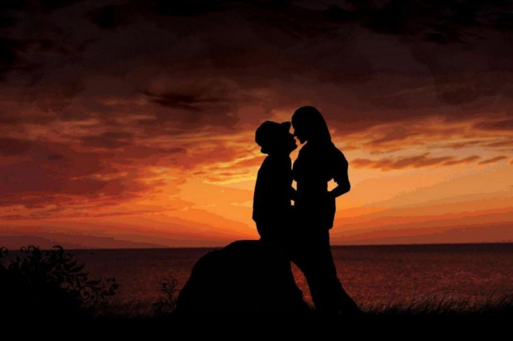 为什么接吻时男生喜欢伸舌头?看完你就明白,这回答你满意吗?