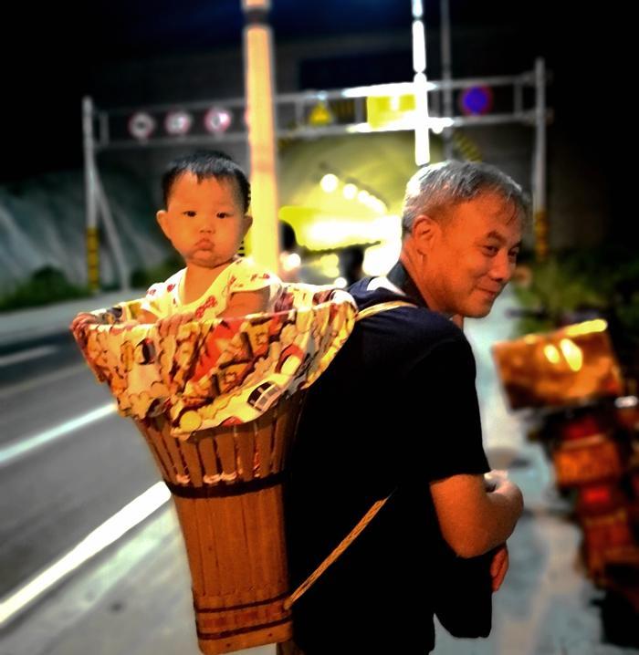 看到小背篓,让小编想起了一首歌:小背篓,晃悠悠.