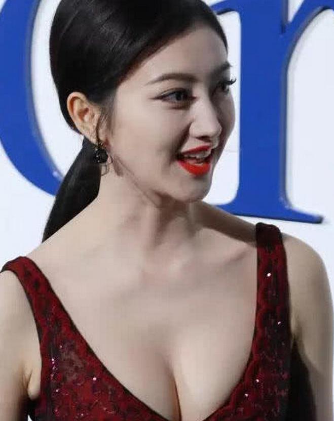 图三水乳交融,知道景甜身材好,可是这一身紧身低胸晚礼服看得人眼馋