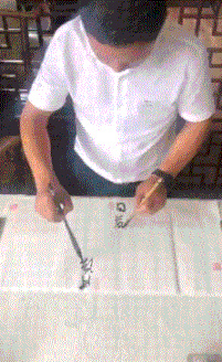 搞笑gif动图:甭管它是什么,那怕是烧红了的木炭也照样