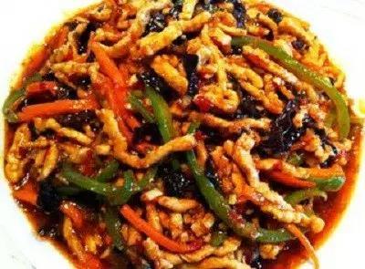 美食推荐:鱼香肉丝,香煎培根金针菇卷,辣白菜烧豆腐的