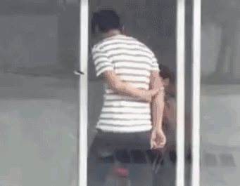 姑娘,我就是来理个发,你关门做什么呀