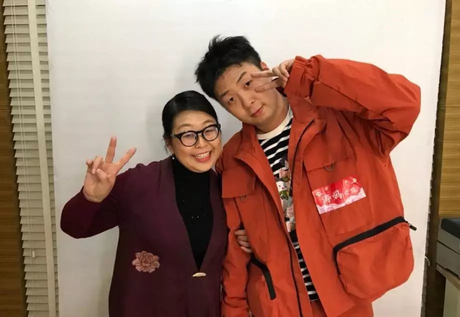 杜海涛妈妈近照公开,母子俩长得一模一样,画面太喜感!