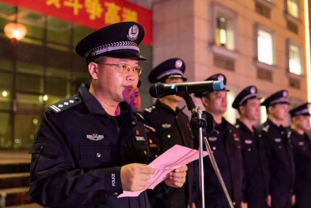 周志伟局长在仪式上讲话,要求全县公安机关要深入贯彻国务委员,公安