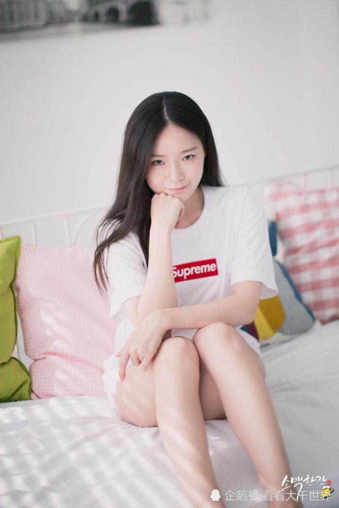 美女在家里玩摄影,好白好漂亮的美女模特