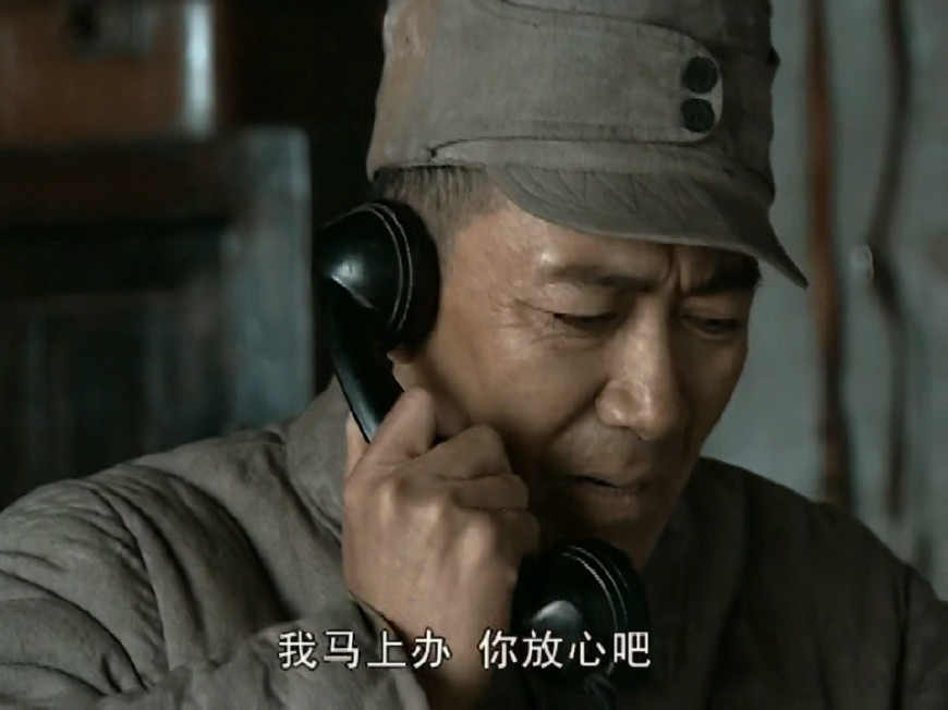 同样是楚云飞打电话要装备,老版李云龙戏精附体,新版明显糊弄人