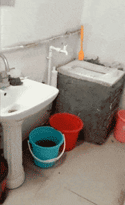 搞笑gif:至于么,过两天就还了,心疼成这样啊?