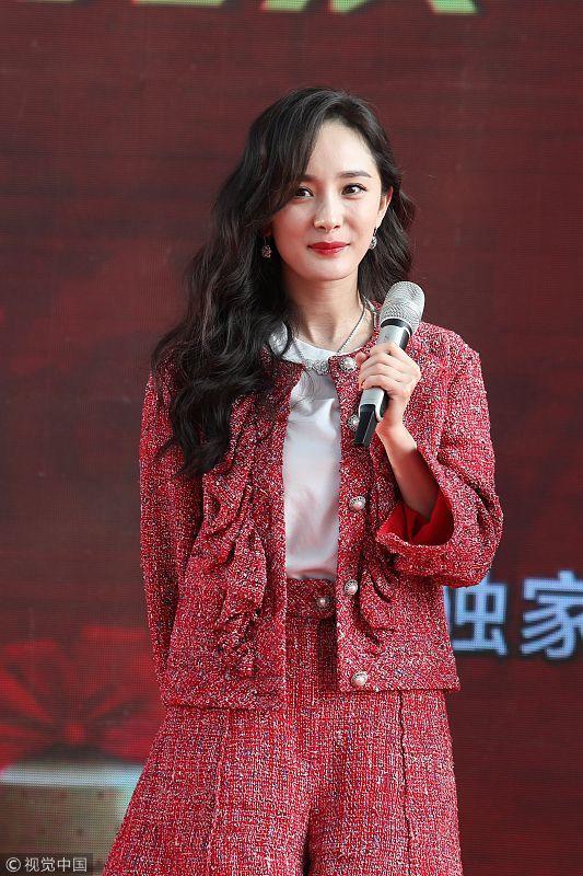 杨幂:红色粗呢短裙,一字带鞋甜美减龄