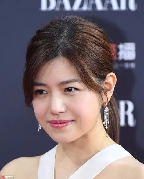 更是能修饰脸型,当年的新手妈妈陈妍希也有用过这招