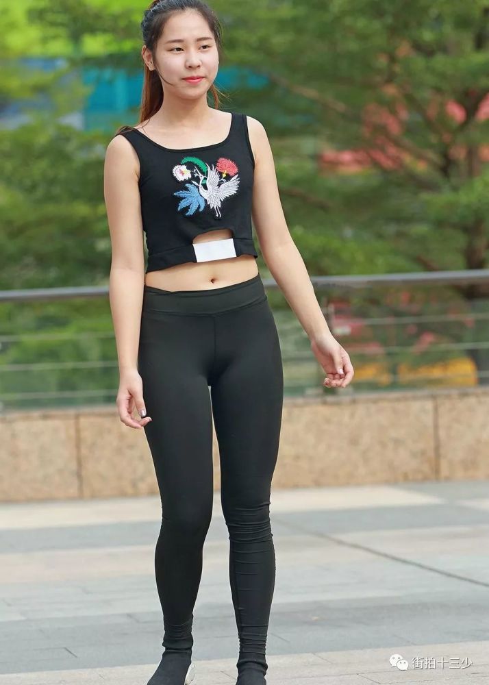 街拍;三角区饱满美女,阳光洒在这位美女身上别有一番风味