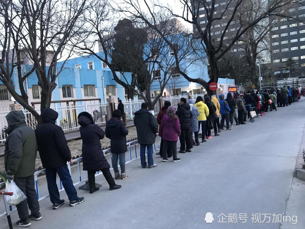 北京一幼儿园家长排队百余米接孩子放学