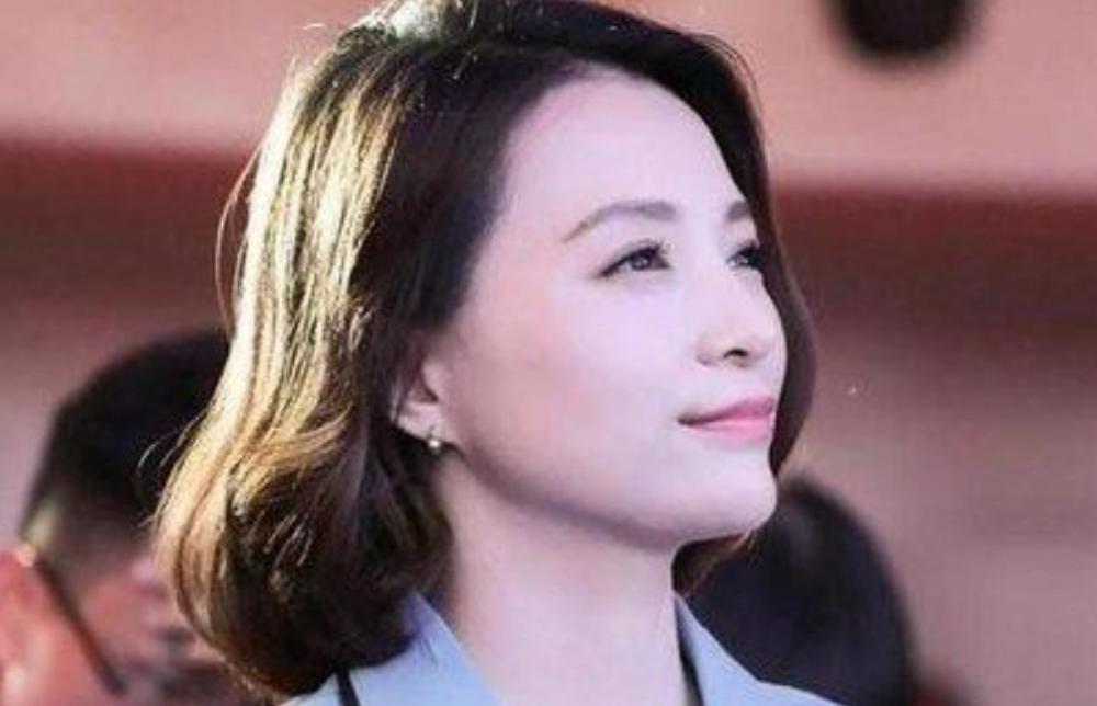 "央视一姐"董卿年轻时有多么美?旧照青涩稚嫩,简直判若两人
