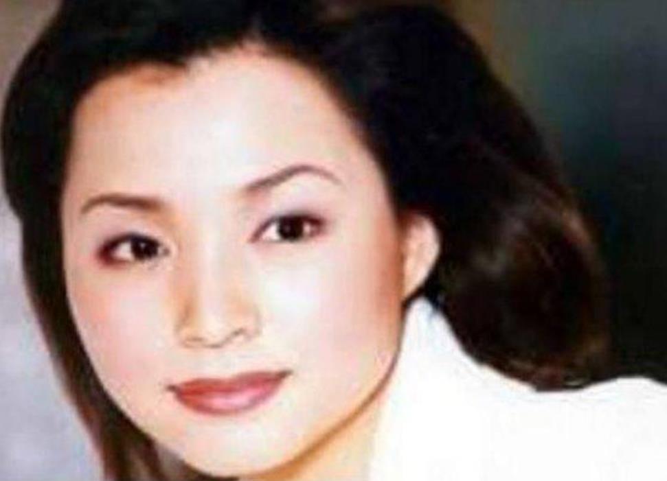 "央视一姐"董卿年轻时有多么美?旧照青涩稚嫩,简直判若两人