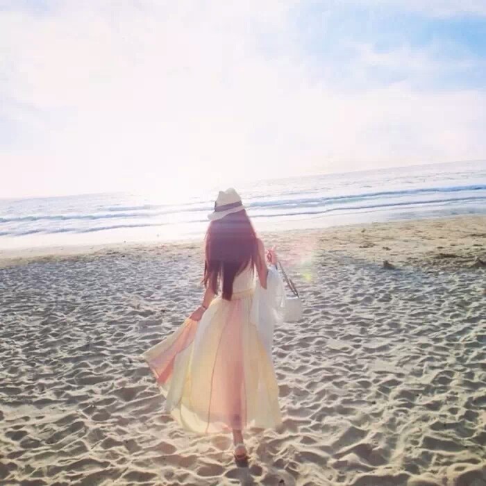 女生在沙滩上散步的样子,就算是一个背影,也是特别唯美,有意境的