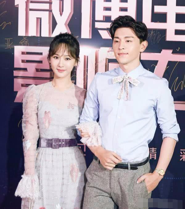 杨紫邓伦微博之夜再同框,甜蜜之中透着尴尬,事后发博心情大好