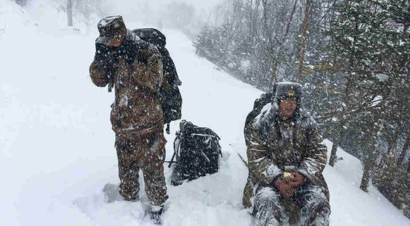解放军新型防寒斗篷,士兵在野外拉练,零下30℃也不冷了
