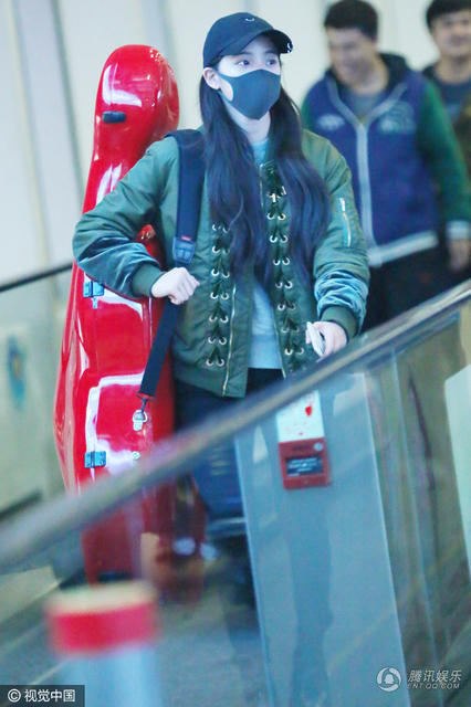 欧阳娜娜背大提琴赶路 显得她如此娇小_学生时