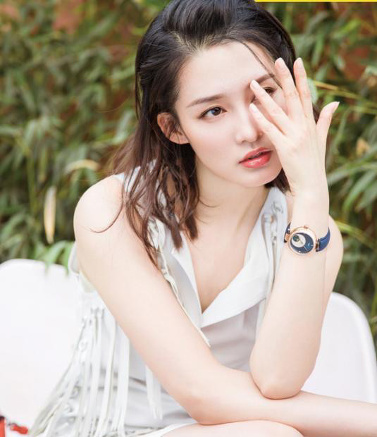 李沁时尚的街拍,穿着流苏连衣裙,尽显俏皮可爱