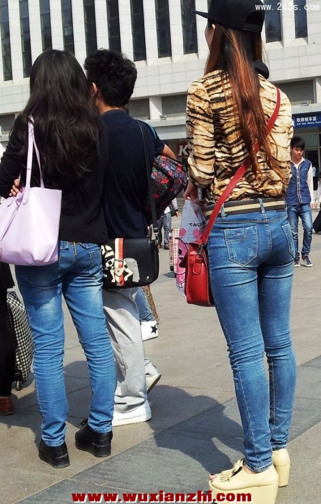 街拍美女:街拍两个极品身材的牛仔裤美女,背影超性感