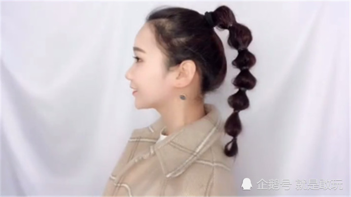 "菠萝辫"已经过时,超火"糖葫芦辫"才最适合新年,谁弄谁好看