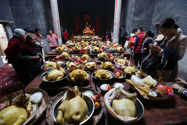 古代时候,春节的祭祖很隆重,贡品也有很多讲究,像是三牲饭菜,三茶五酒