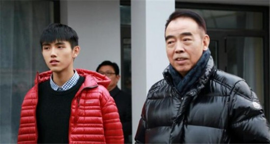 陈凯歌遭儿子陈飞宇口误喊话"我是你爸",台下胡歌笑成