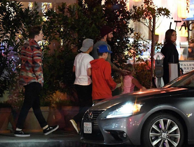 名媛上线！小七拎包随家人外出 公主范十足(组图)