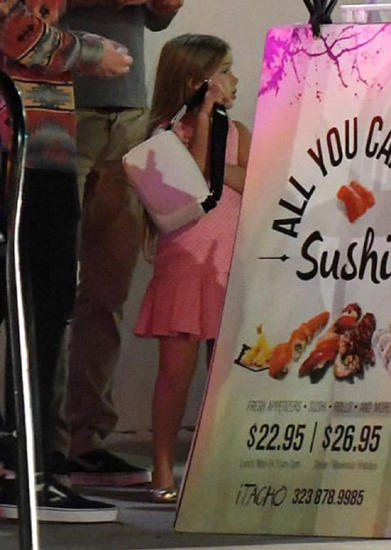 名媛上线！小七拎包随家人外出 公主范十足(组图)