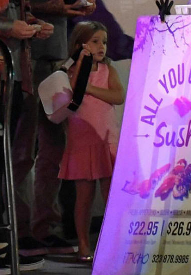 名媛上线！小七拎包随家人外出 公主范十足(组图)