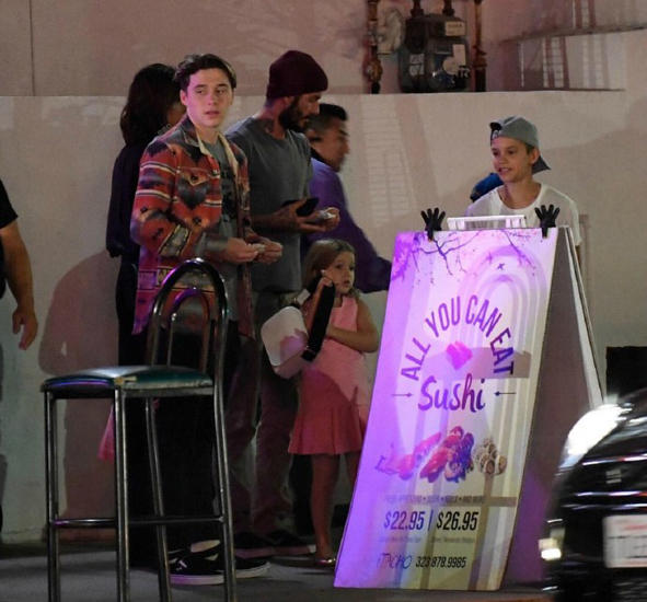 名媛上线！小七拎包随家人外出 公主范十足(组图)