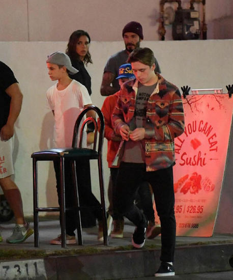 名媛上线！小七拎包随家人外出 公主范十足(组图)