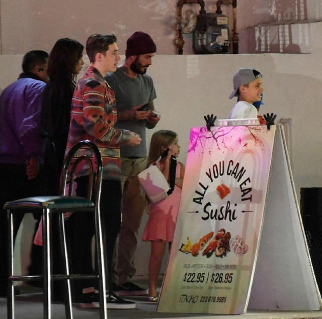 名媛上线！小七拎包随家人外出 公主范十足(组图)