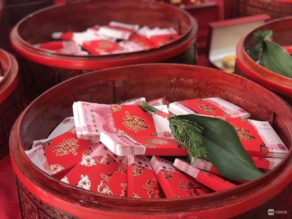 又现土豪彩礼!社友外孙女订婚,现金装满六大篮