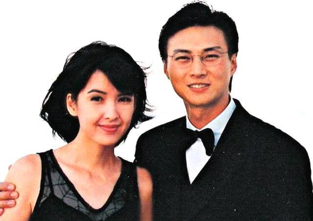 50岁周慧敏与老公同框 网友留言 相差3岁看起来却像父女