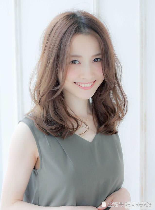 45岁女人啥发型好看,45岁女人最新发型 45岁的女性做什么发型好看?这些发型你试过吗?
