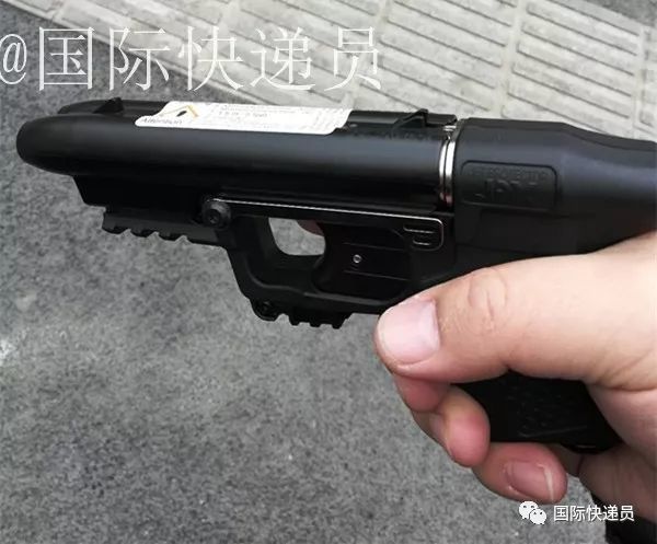 贵阳男子刀砍警车,警察用"枪"直接击倒!