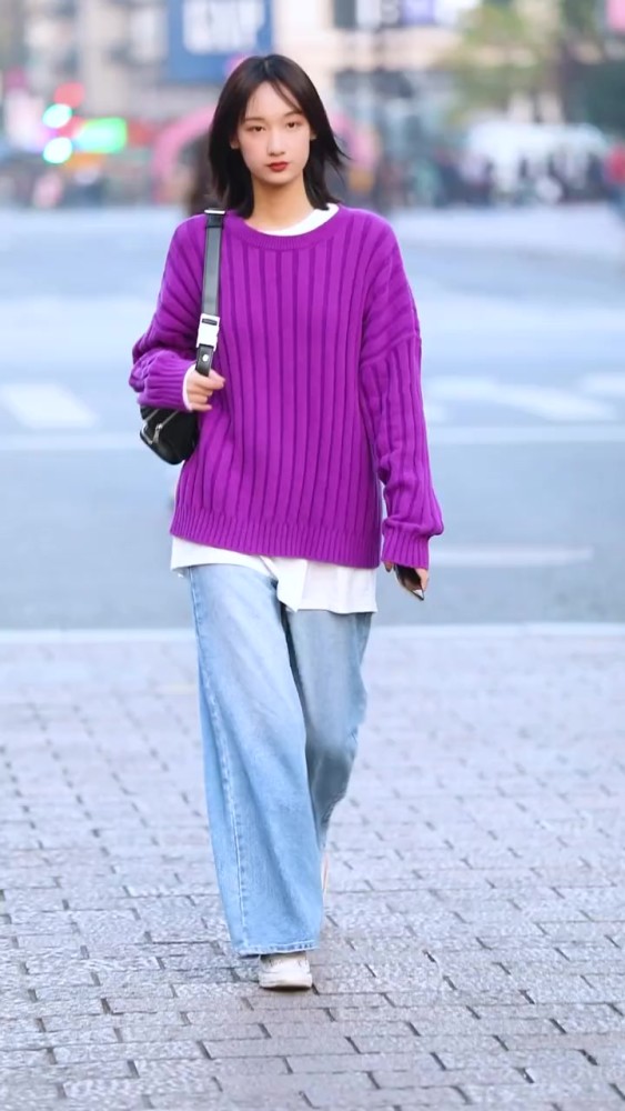 街拍;气质美女,紫色毛衣搭配休闲裤,挎着包,优雅美艳