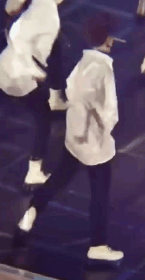 火箭少女成员顶胯,帅炸全场,网友:女生帅气真没男生