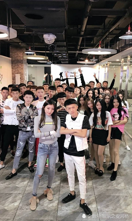 兮妹儿代班扛大旗,携716重温抖腿摇+激光雨,牌