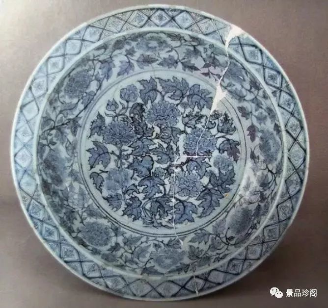 图1-2.洪武青花芙蓉纹折沿盘