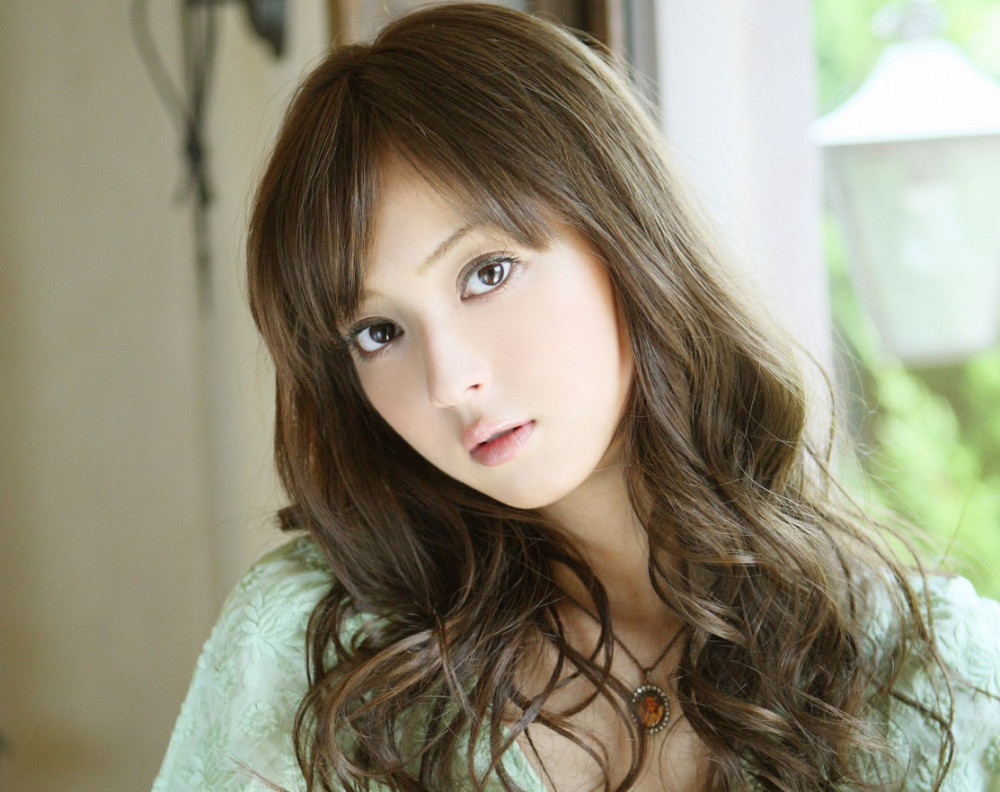 迷人的大眼睛,配上浅蓝色的衣服,微微卷曲的长发很是迷人!