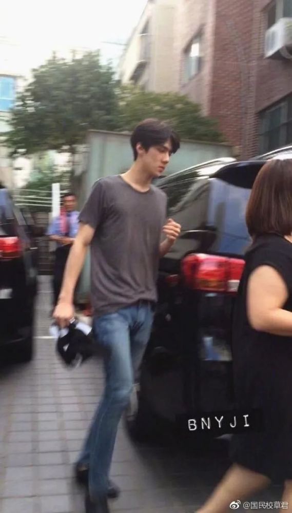 吴世勋是韩国爱豆里出了名的神仙颜值,路人拍更绝了,这位哥哥的脸蛋