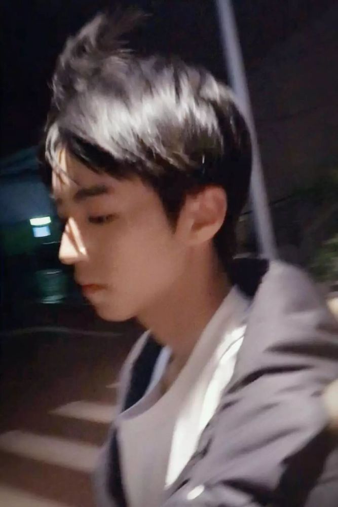 吴世勋是韩国爱豆里出了名的神仙颜值,路人拍更绝了,这位哥哥的脸蛋