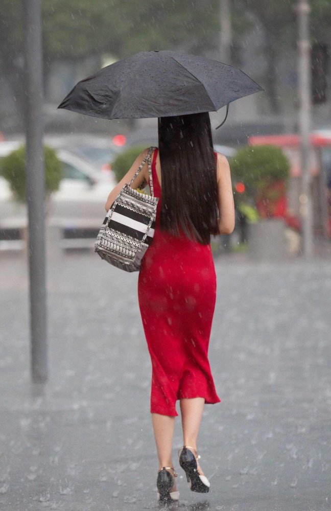 街拍:最美下雨天的背影,性感的背影让人印象深刻很难忘记