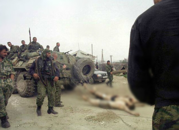 被车臣武装直接炸死,为了报复俄军将车臣武装士兵的尸体吊在装甲车