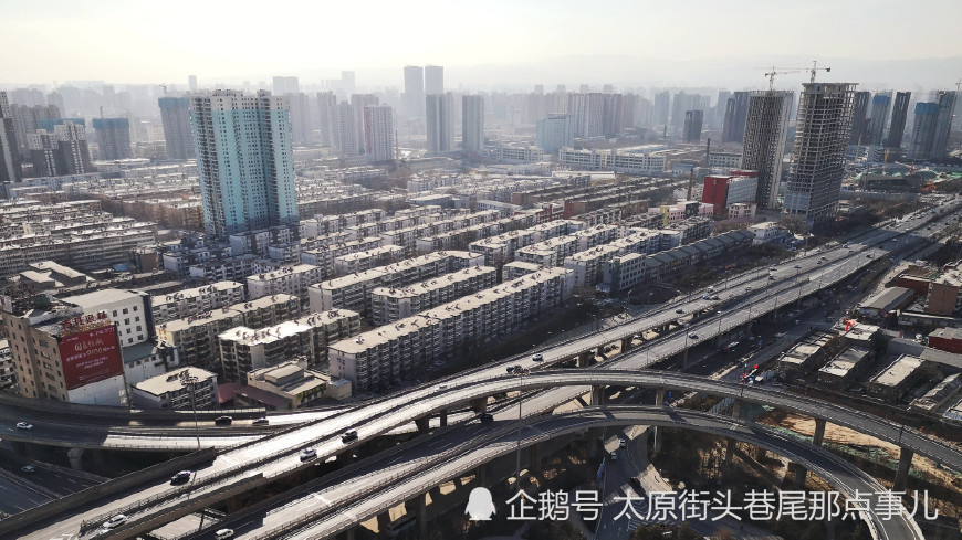 图为由33层楼顶拍到的太原市北城外景.